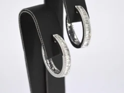 Boucles d'oreilles en or blanc avec diamants taille baguette