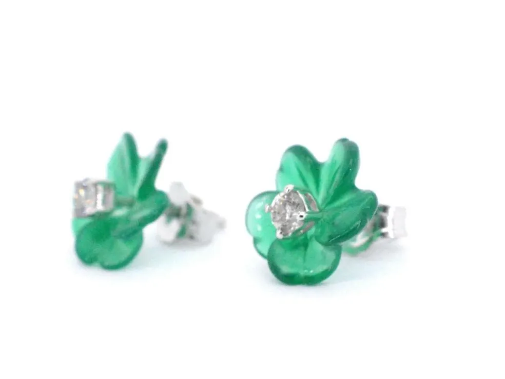 Boucles d'oreilles en or blanc 0,18 carat avec fleur précieuse verte et gros diamants