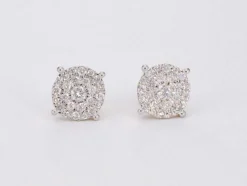 Boucles d'oreilles en or blanc avec un diamant taille brillant