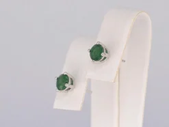 Boucles d'oreilles en or blanc avec émeraude