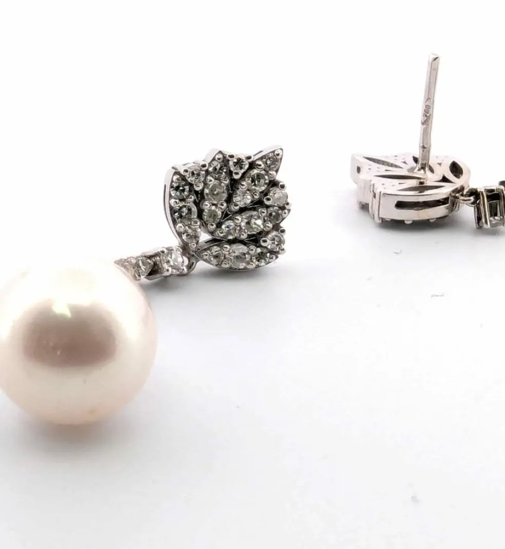 Boucles d'oreilles en or blanc avec perles et diamants