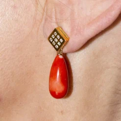 Boucles d'oreilles en or, corail et diamants