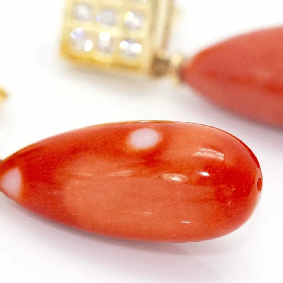 Boucles d'oreilles en or, corail et diamants