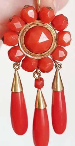Boucles d'oreilles en or et corail facetté - 19ème siècle