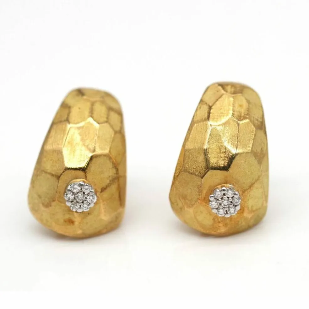 Boucles d'oreilles en or jaune et blanc mat avec diamants