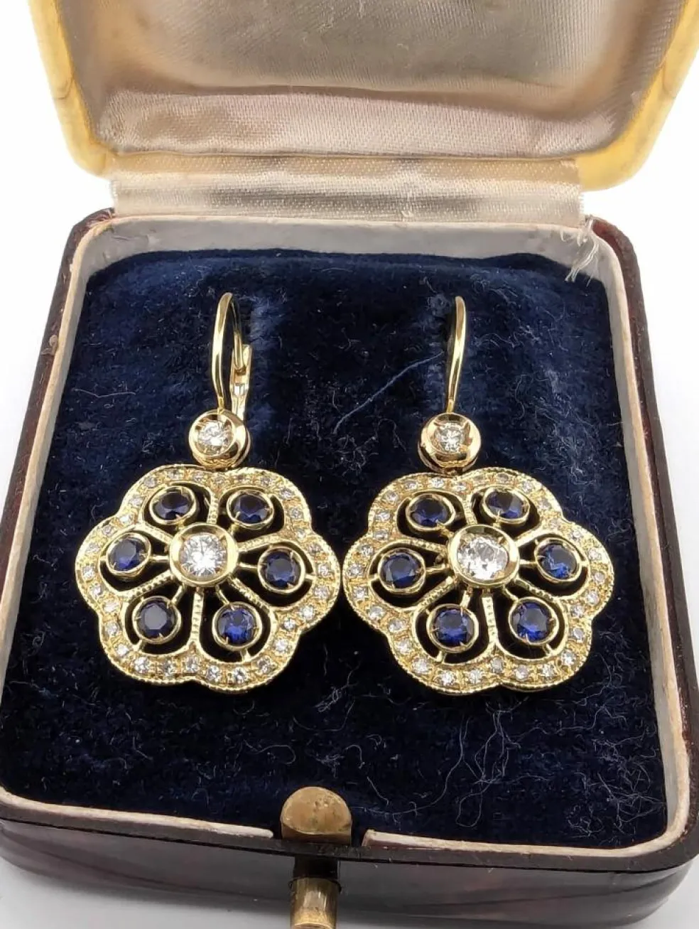Boucles d'oreilles en or jaune avec saphirs et diamants