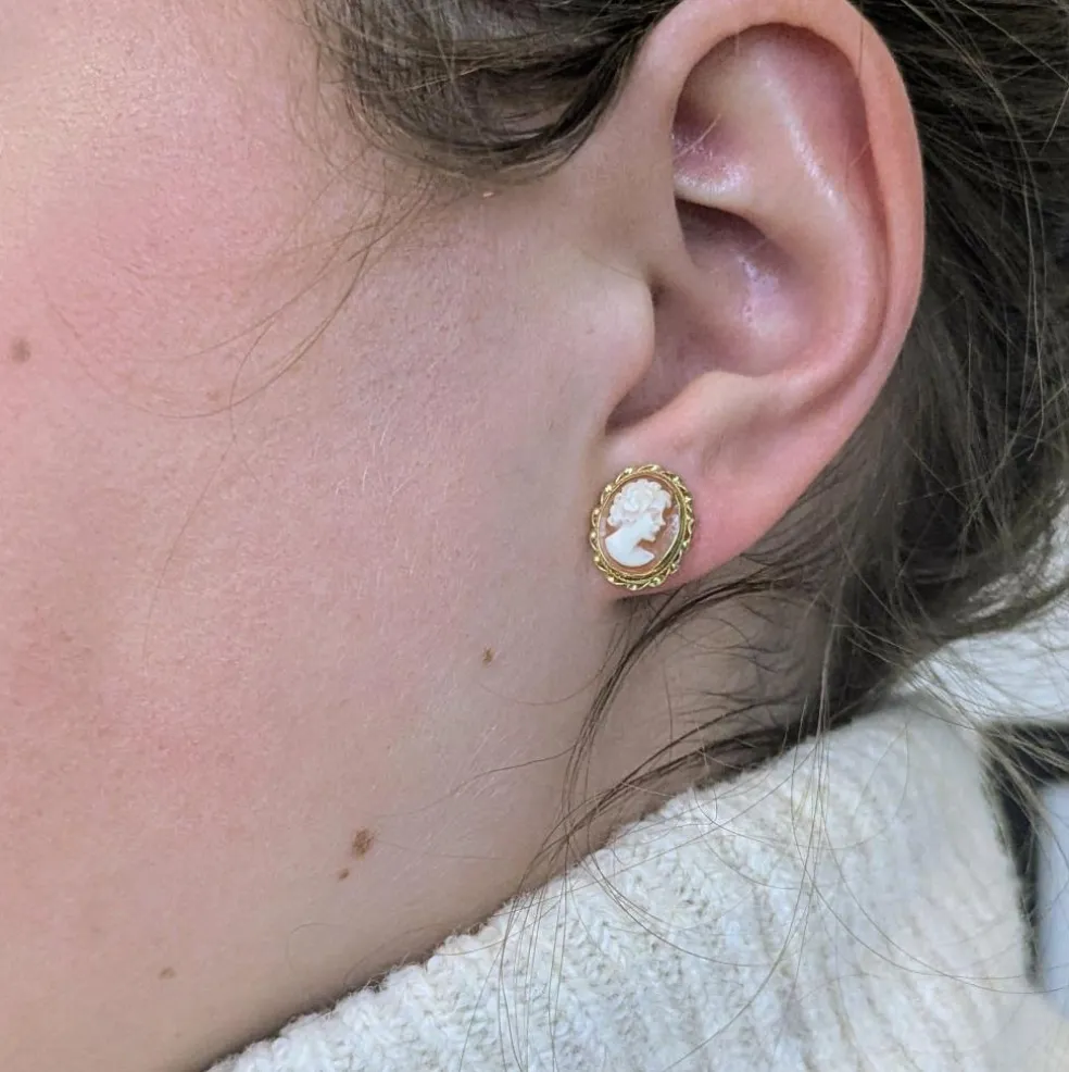 Boucles d'oreilles en or jaune et camée