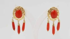 Boucles d'oreilles en or jaune et corail