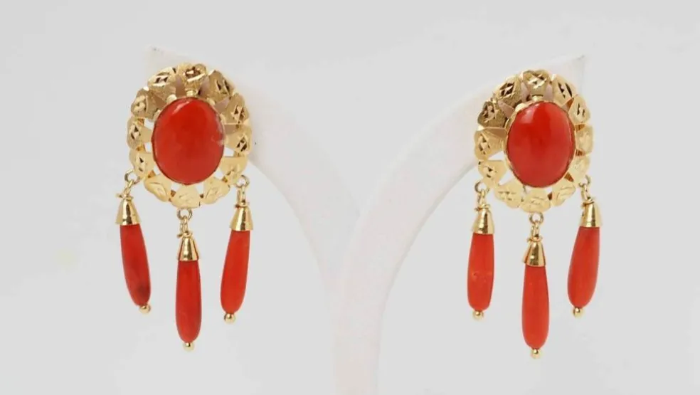 Boucles d'oreilles en or jaune et corail