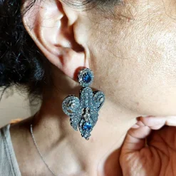 Boucles d'oreilles en or jaune et argent avec saphirs et diamants