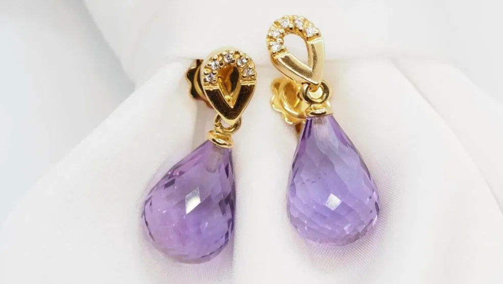 Boucles d'oreilles en or jaune, améthystes briolettes et diamants