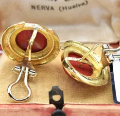 Boucles d'oreilles en or jaune et corail