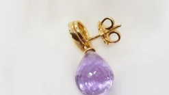 Boucles d'oreilles en or jaune, améthystes briolettes et diamants