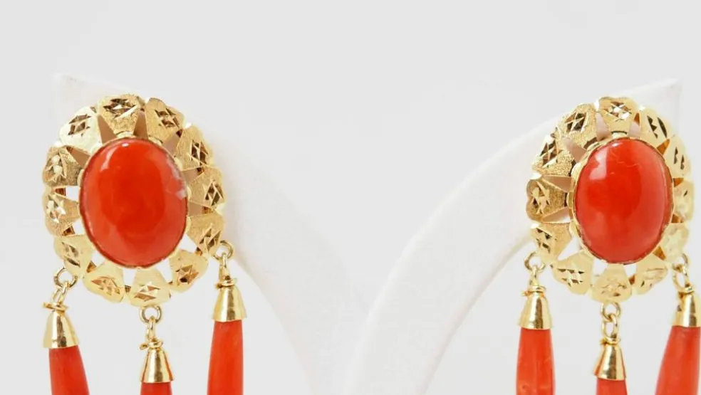 Boucles d'oreilles en or jaune et corail