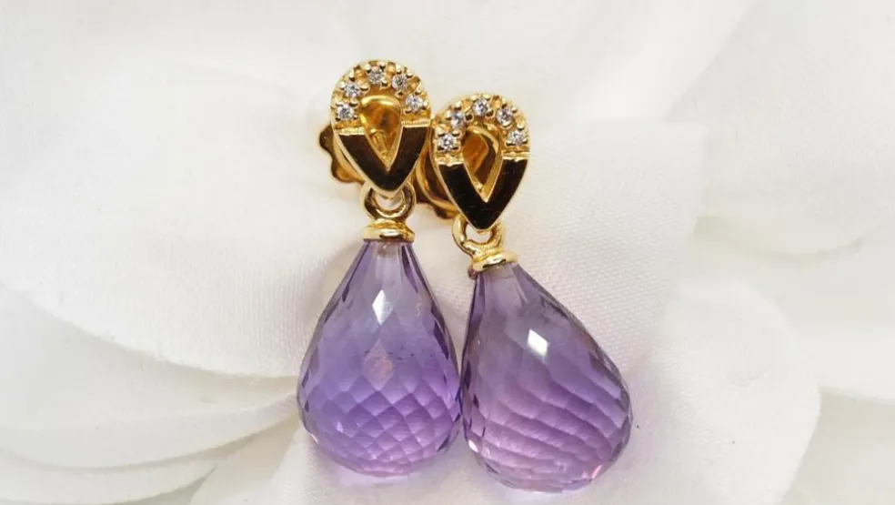 Boucles d'oreilles en or jaune, améthystes briolettes et diamants