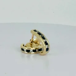 Boucles d'oreilles en or jaune avec diamants et saphir bleu
