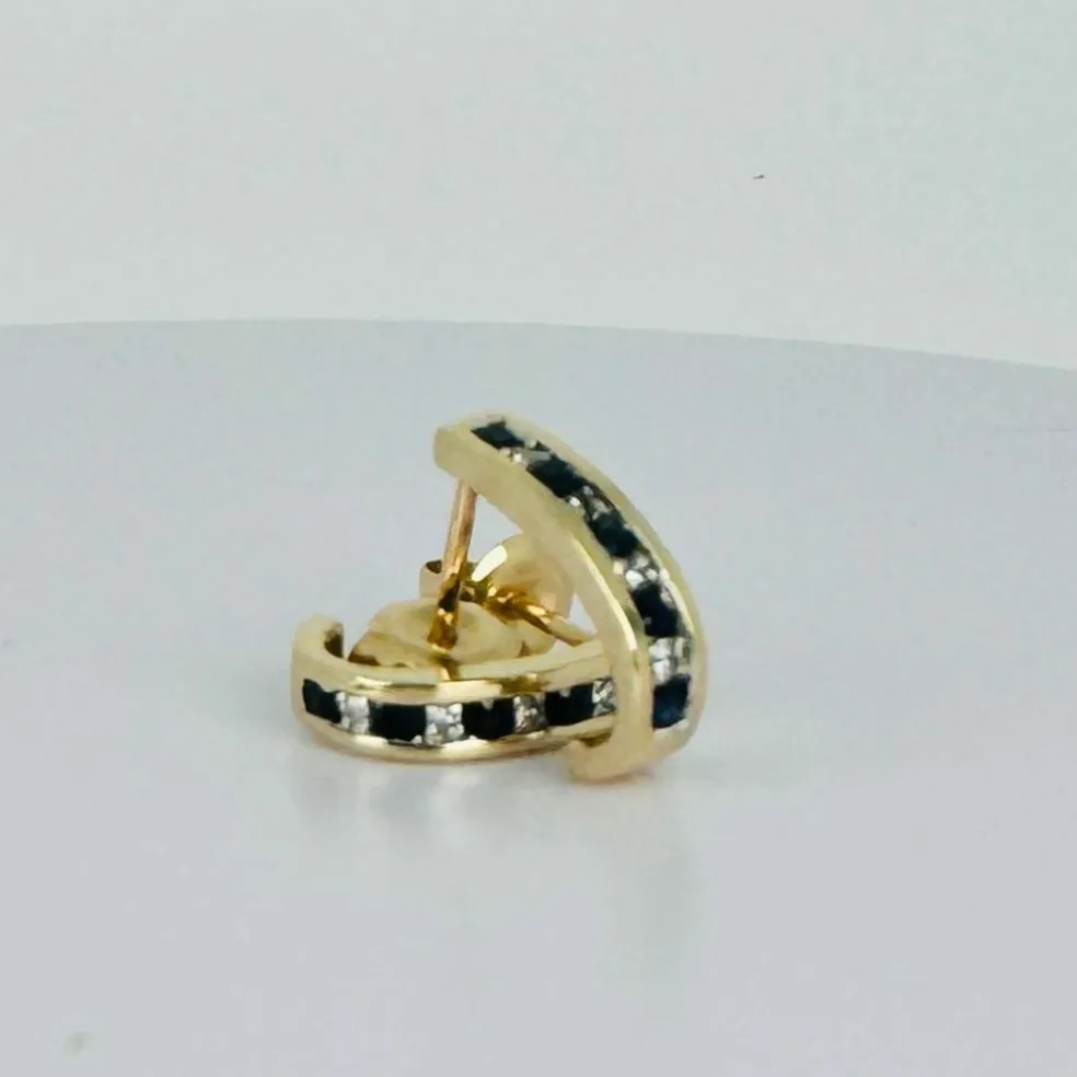 Boucles d'oreilles en or jaune avec diamants et saphir bleu