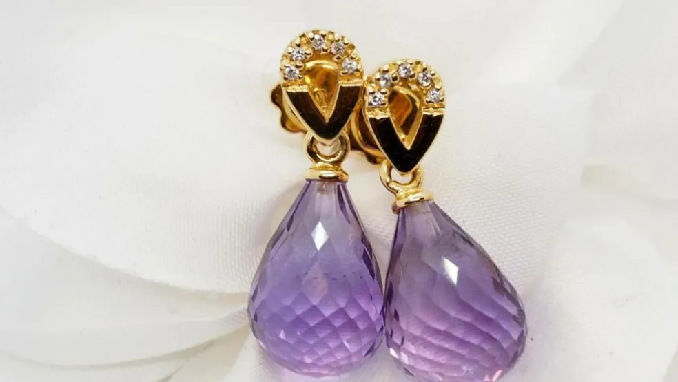 Boucles d'oreilles en or jaune, améthystes briolettes et diamants