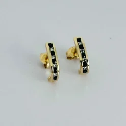 Boucles d'oreilles en or jaune avec diamants et saphir bleu
