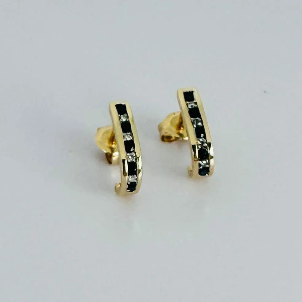 Boucles d'oreilles en or jaune avec diamants et saphir bleu