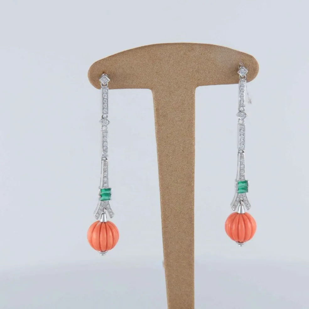 Boucles d'oreilles en or, émeraude et corail gadronné