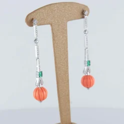 Boucles d'oreilles en or, émeraude et corail gadronné