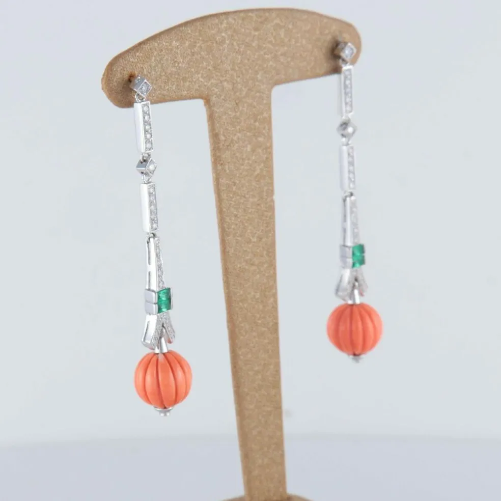 Boucles d'oreilles en or, émeraude et corail gadronné