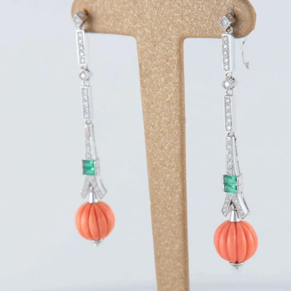 Boucles d'oreilles en or, émeraude et corail gadronné