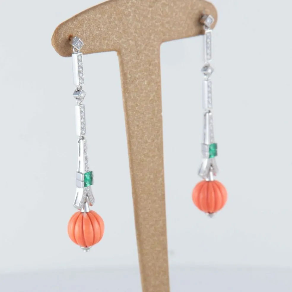 Boucles d'oreilles en or, émeraude et corail gadronné