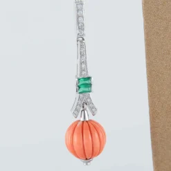 Boucles d'oreilles en or, émeraude et corail gadronné