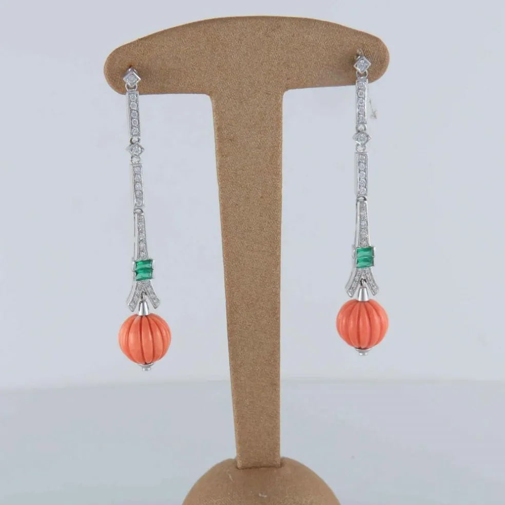 Boucles d'oreilles en or, émeraude et corail gadronné