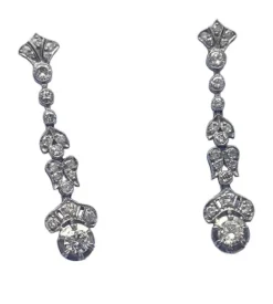 Boucles d'oreilles en platine de style Art Déco avec diamants.