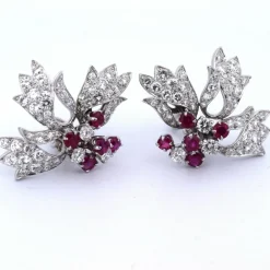 BOUCLES D'OREILLES EN PLATINE - RUBIS ET DIAMANTS NATURELS