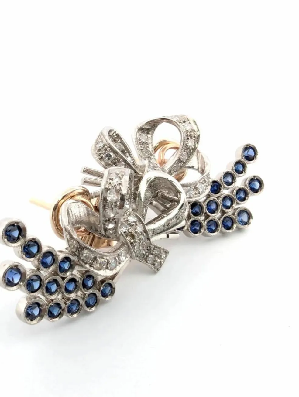Boucles d'oreilles en platine avec des saphirs et des diamants