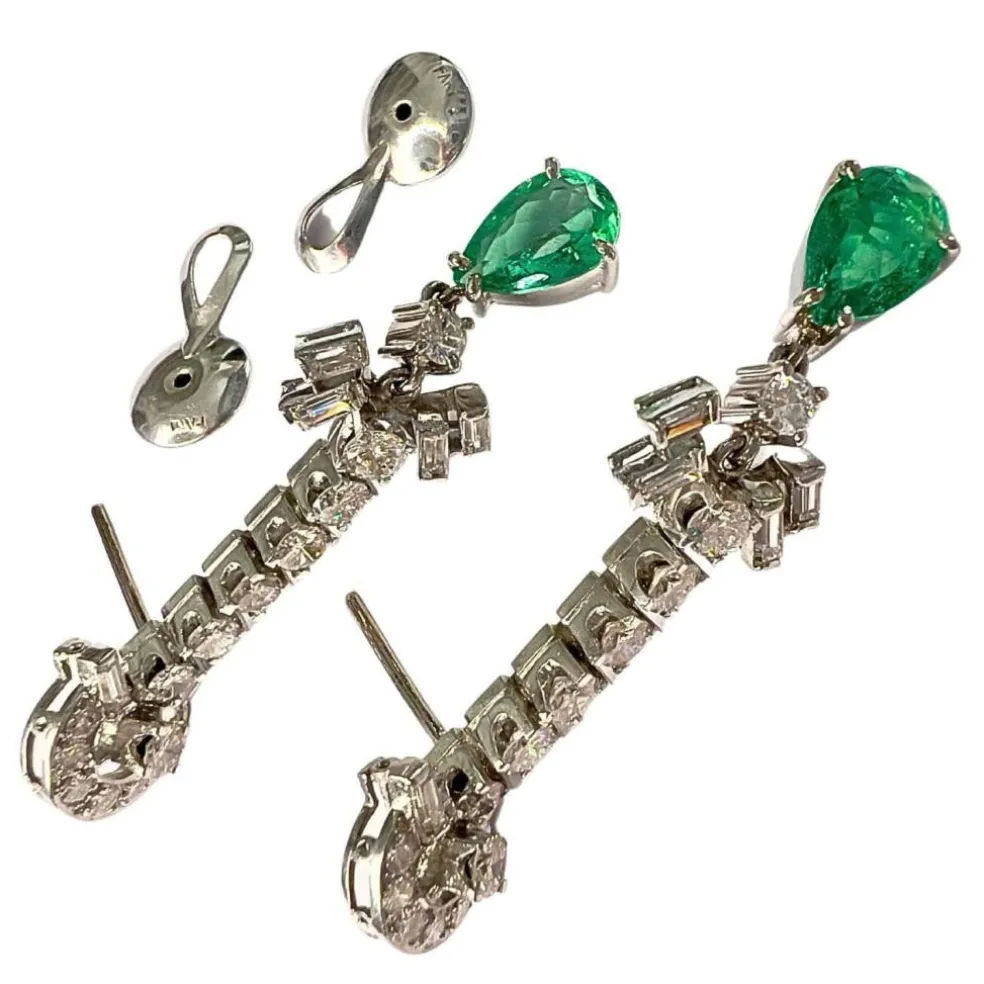 Boucles d'oreilles en platine des années 1950 avec diamants et émeraudes