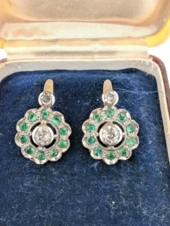 Boucles d'oreilles en platine avec émeraudes et diamants