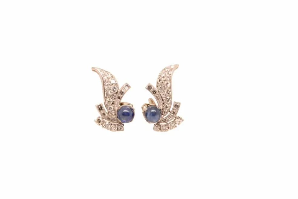 Boucles d'oreilles en platine serties de diamants et de saphirs