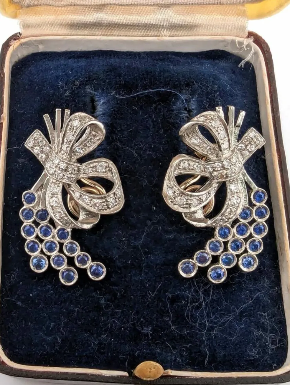 Boucles d'oreilles en platine avec des saphirs et des diamants
