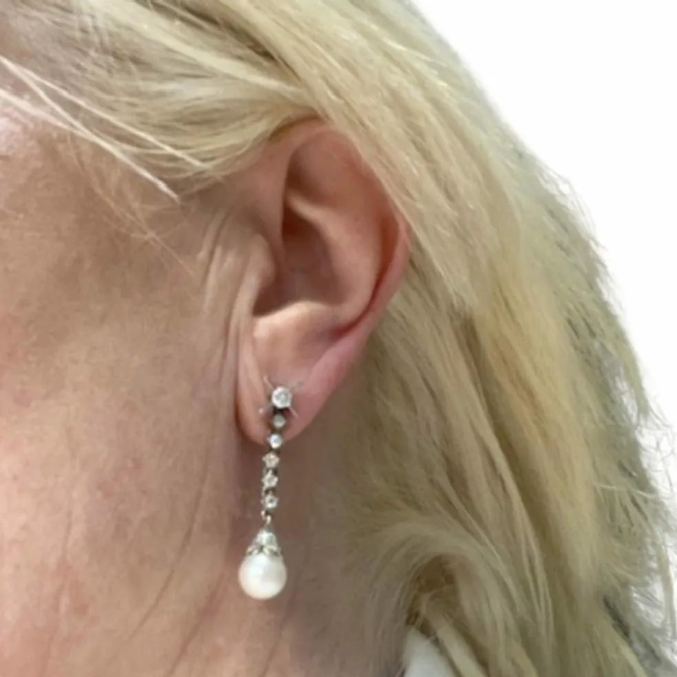 Boucles d'oreilles en platine avec diamants et perle