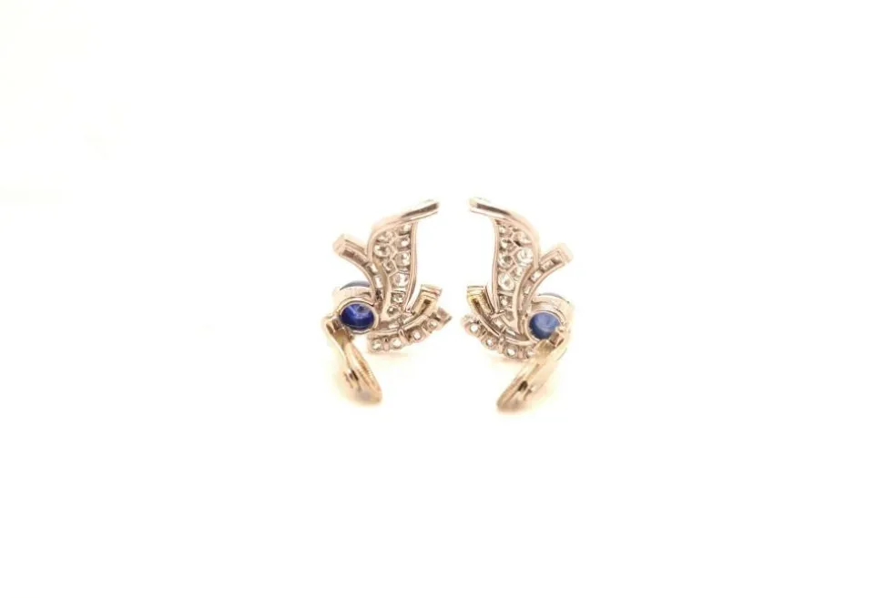 Boucles d'oreilles en platine serties de diamants et de saphirs
