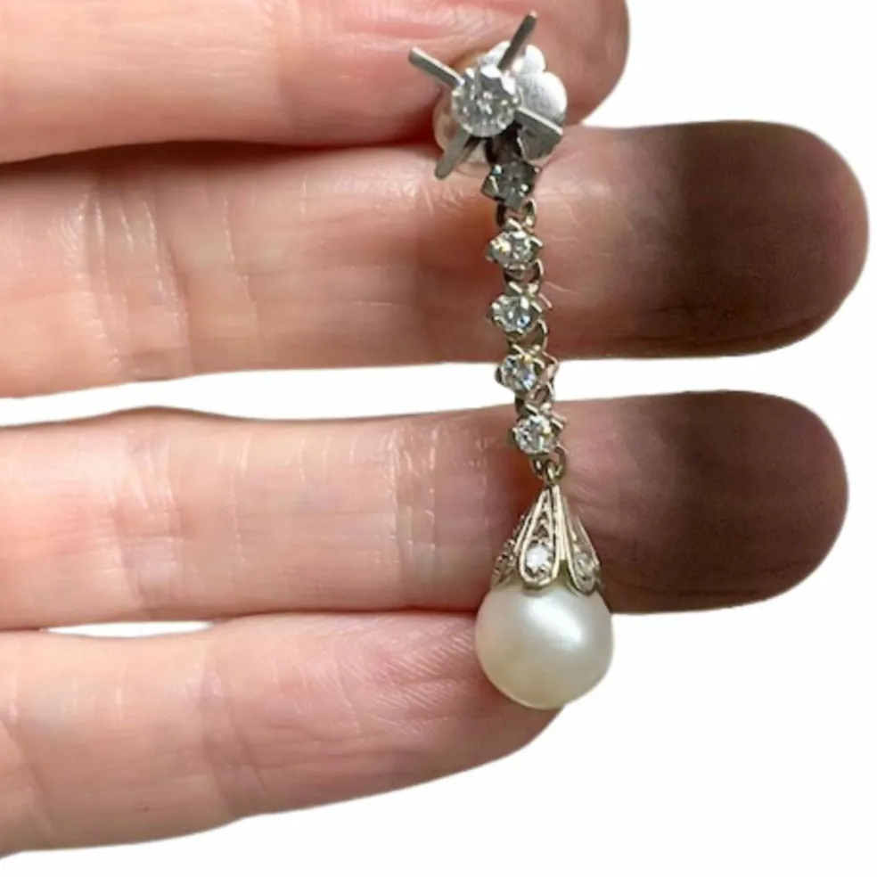 Boucles d'oreilles en platine avec diamants et perle