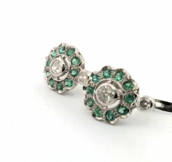 Boucles d'oreilles en platine avec émeraudes et diamants