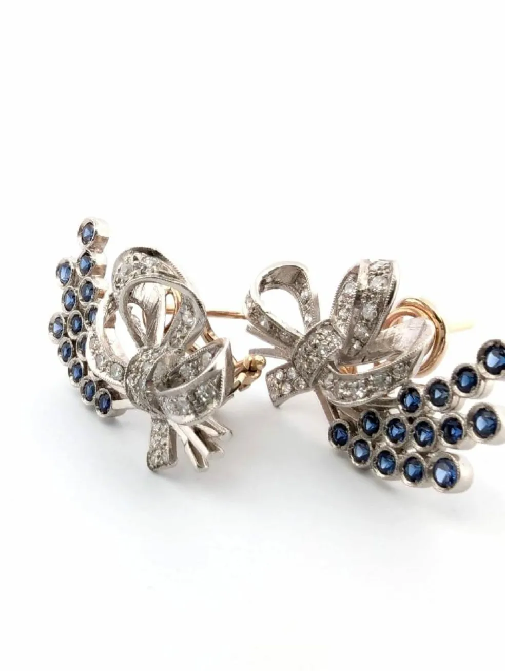 Boucles d'oreilles en platine avec des saphirs et des diamants