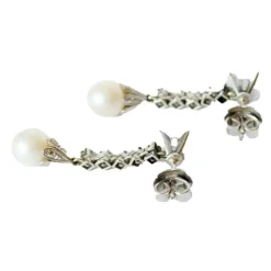 Boucles d'oreilles en platine avec diamants et perle