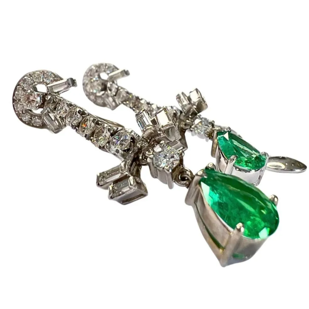 Boucles d'oreilles en platine des années 1950 avec diamants et émeraudes