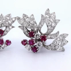 BOUCLES D'OREILLES EN PLATINE - RUBIS ET DIAMANTS NATURELS