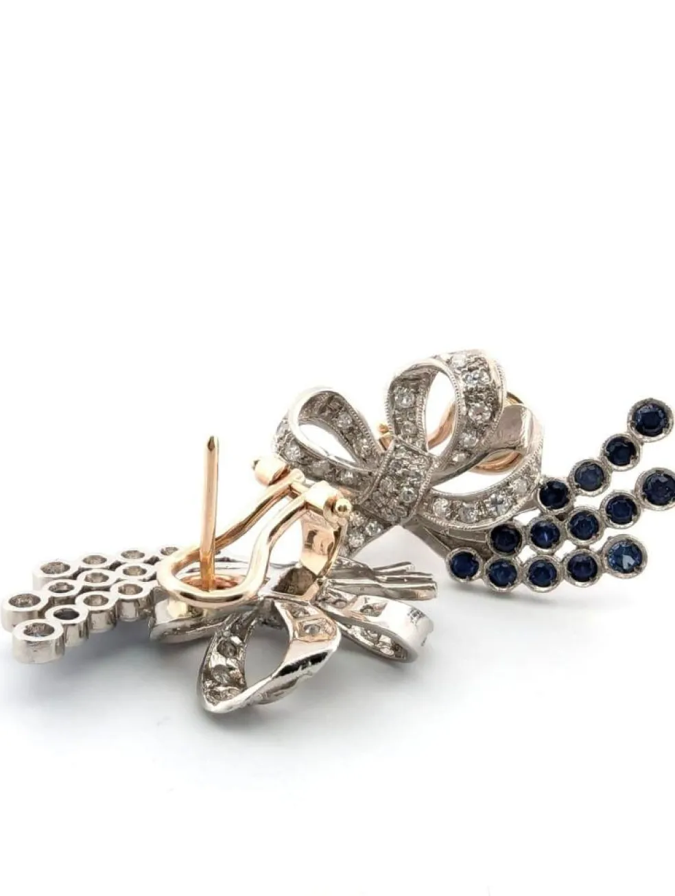 Boucles d'oreilles en platine avec des saphirs et des diamants