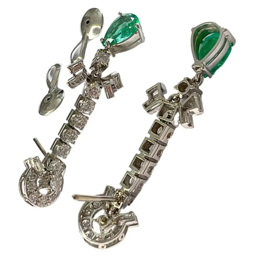 Boucles d'oreilles en platine des années 1950 avec diamants et émeraudes