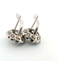 Boucles d'oreilles en platine avec émeraudes et diamants