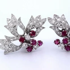 BOUCLES D'OREILLES EN PLATINE - RUBIS ET DIAMANTS NATURELS